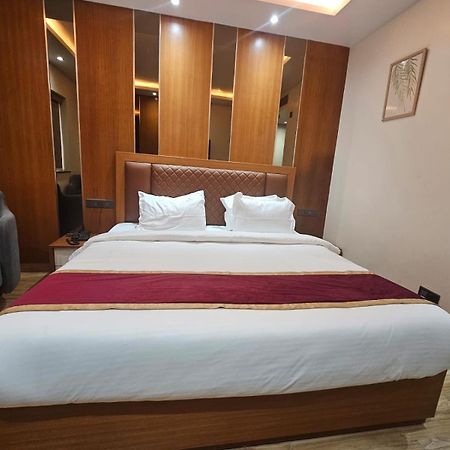 Hotel Elara Dehradun Esterno foto