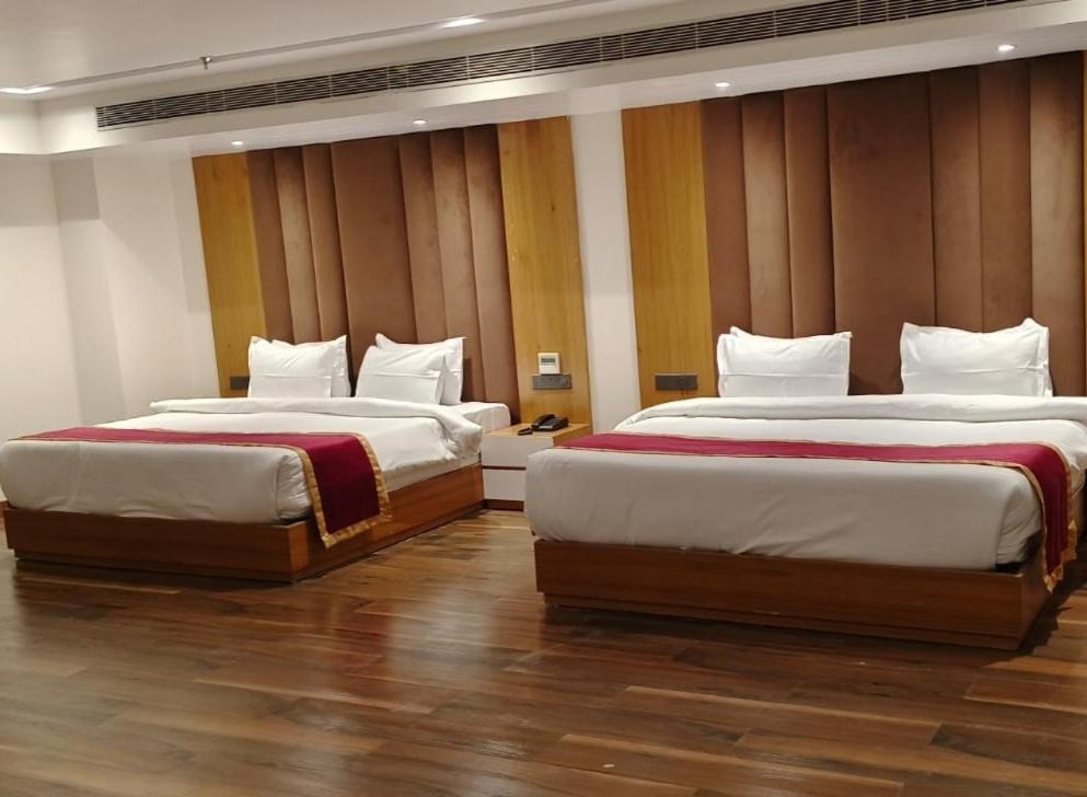 Hotel Elara Dehradun Esterno foto