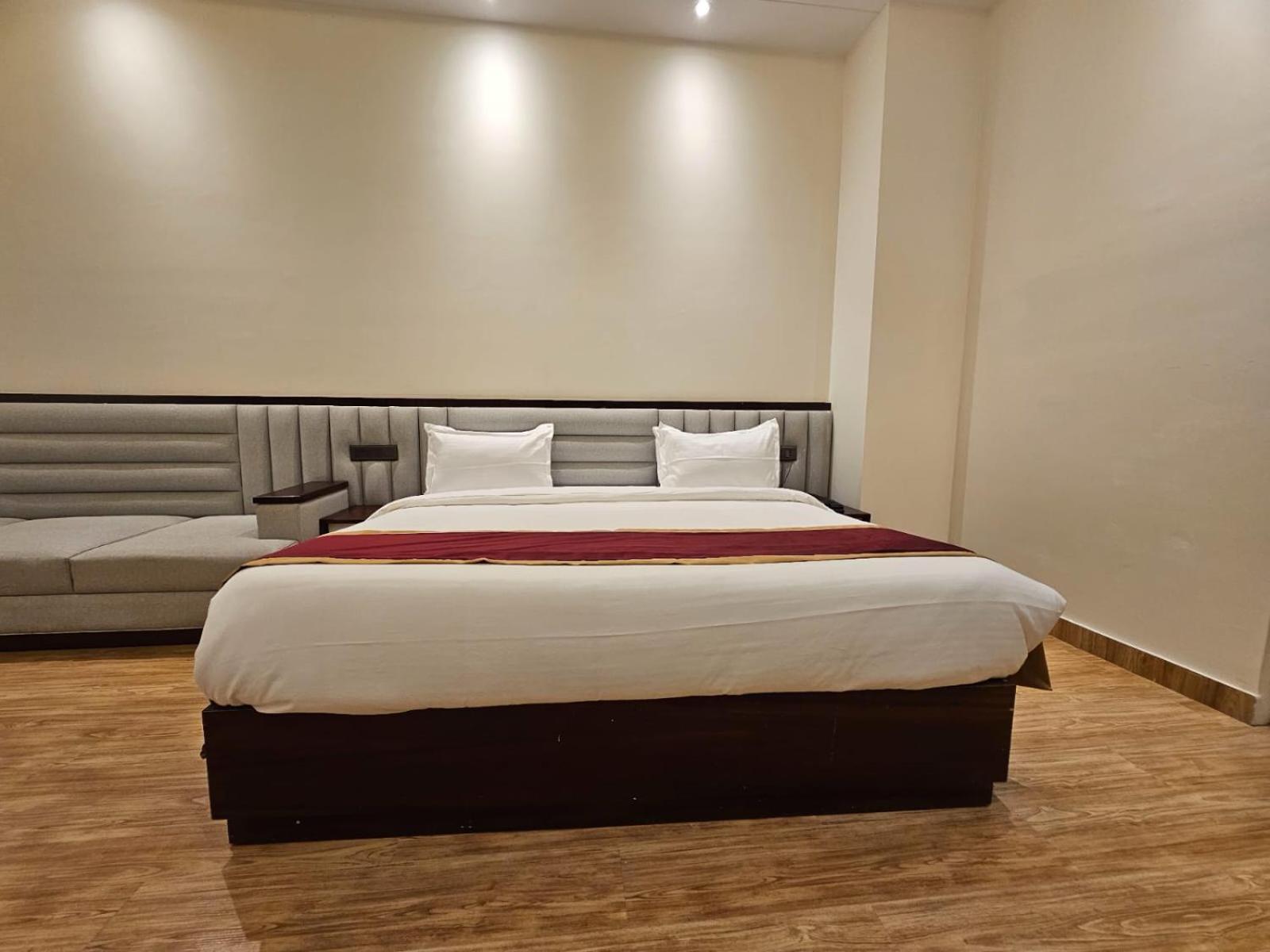 Hotel Elara Dehradun Esterno foto