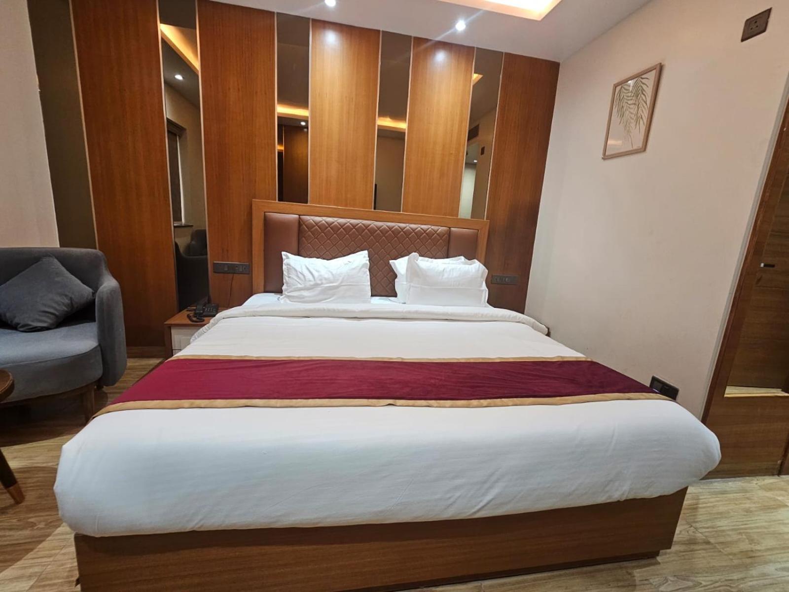 Hotel Elara Dehradun Esterno foto